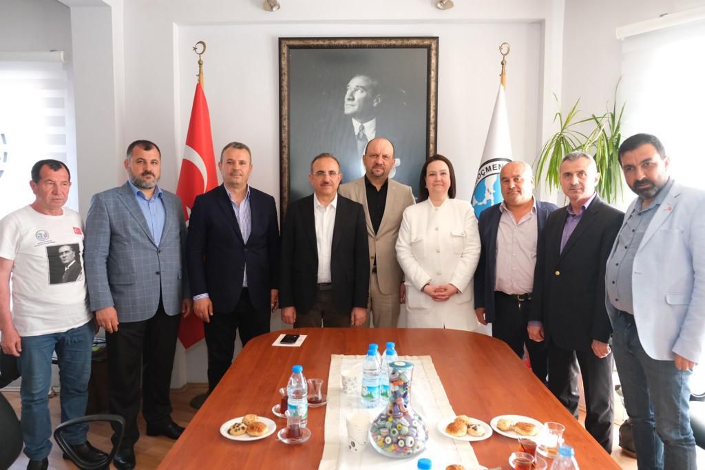 Adalet ve Kalkınma Partisi İzmir 2.Bölge Milletvekili adayı Av. Kerem Ali Sürekli ve heyeti derneğimize ziyarette bulundular. 