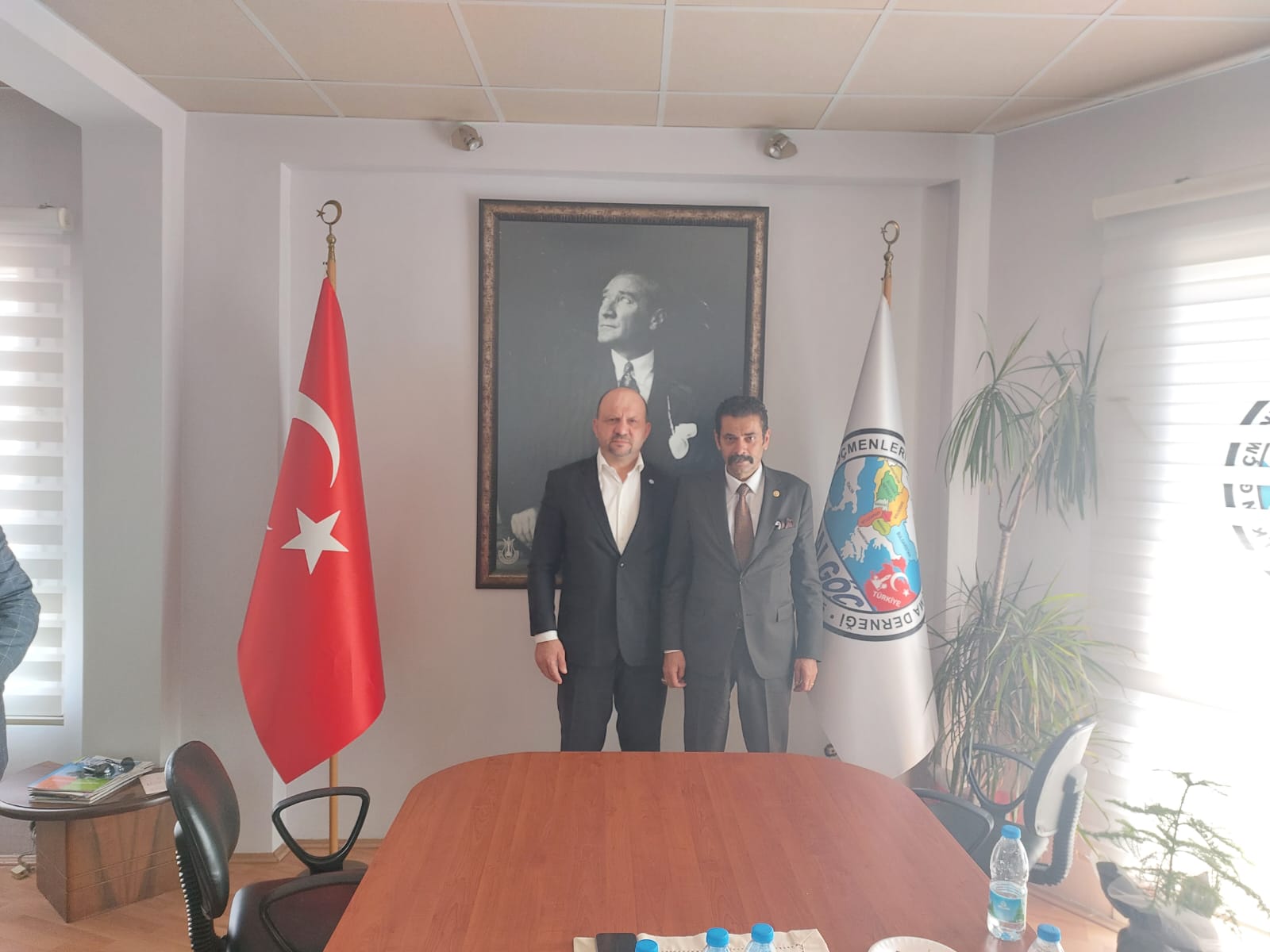 İzmir 1.Bölge Milliyetçi Hareket Partisi Milletvekili adayı Prof.Dr. Hasan Kalyoncu ve beraberindeki heyet derneğimize ziyarette bulundular. 
